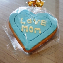 love-mom-heart-cookie