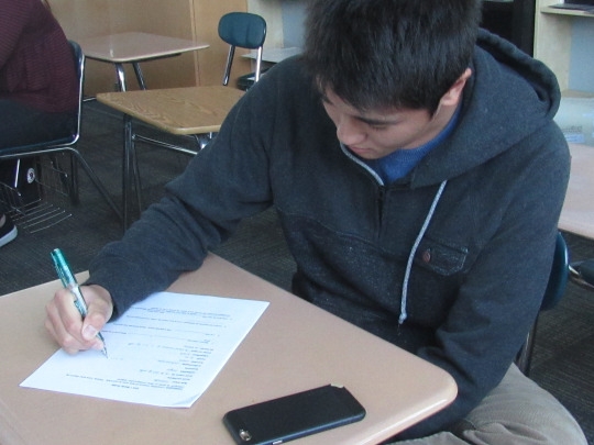 Junior Ron Mizutani works on his french study guide while given free time in class to work on homework. Madame Villanueva’s French 3 students have their first exam this Thursday and have been preparing for this exam for the last week. 