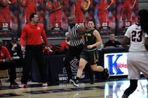 Mira Costa Senior Halle Maeda advances down the court in an offensive play against the opposing team in the 2nd quarter. Maeda orchestrated multiple offensive plays throughout the entire game.