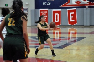 Maeda makes a pass to an open teammate closer to the basket. Maeda made many assists throughout the 2nd quarter, making her one of the most valuable offensive players during the game.