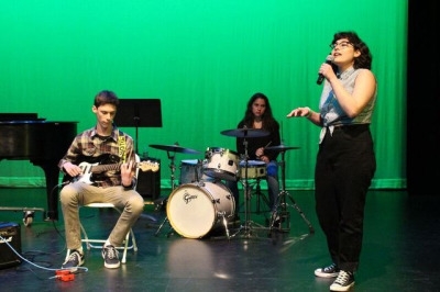 The band Lightly Salted with Asha Berkes, Sam Nicosia, and Alexa Alfano perform In The Pines by Lead Belly, arr. Nirvana. Their band was one of the very few who sang a recent song while playing music. 