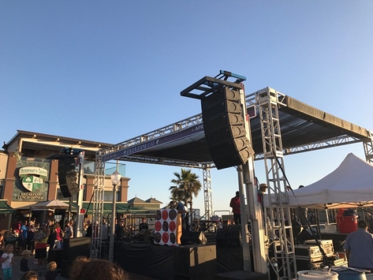 The stage had a very “La La Land vibe” to it with the lights from the movie in front. The stage was also wrapped in a custom La La Land banner. 